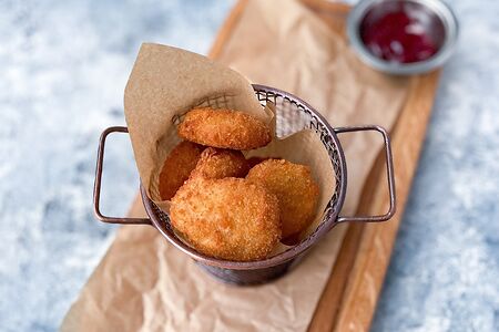 Сырные наггетсы с халапеньо и малиновым соусом