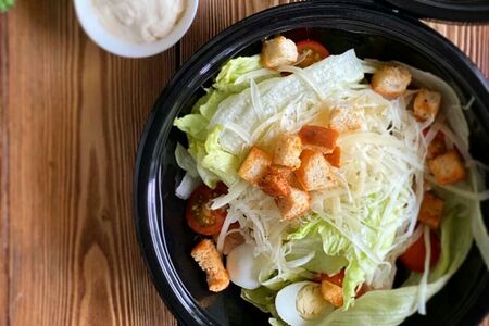 Салат Цезарь с курицей