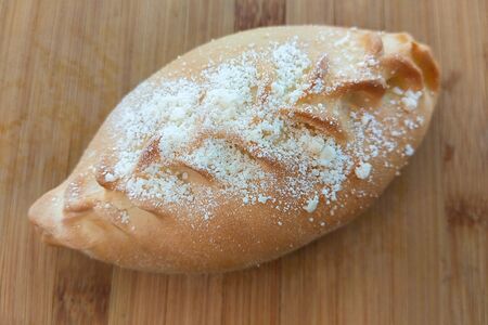 Пирожок с яблоком печеный