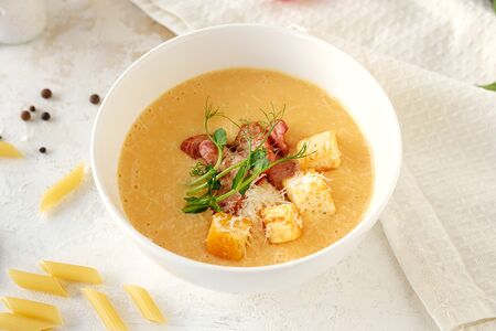 Сырный суп с охотничьими колбасками