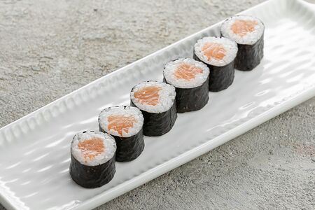 Ролл с лососем