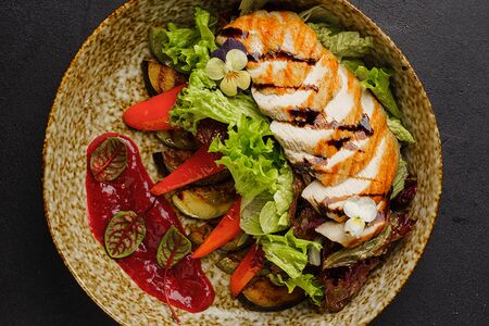 Салат с индейкой гриль