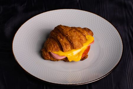 Круассан с ветчиной и сыром