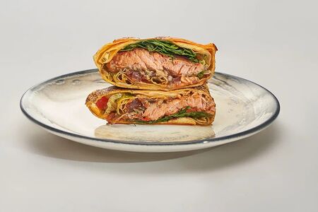 Стейк-бургер в тортилье с лососем