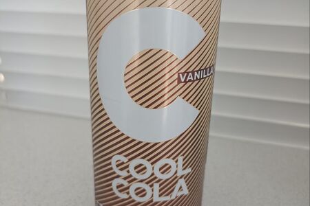 CoolCola Vanilla Вкус напитка классический, насыщенный, дополнен мягкими ванильными нотками. В аромате напитка хорошо ощущаются ванильные и карамельные оттенки