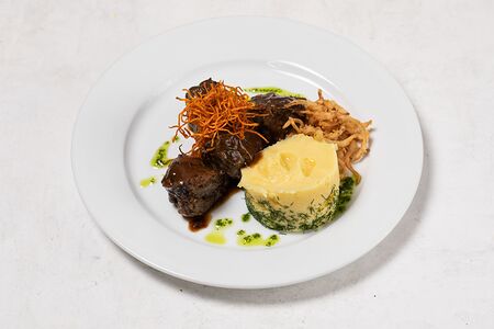 Щечки говяжьи с картофельным пюре и луком фри
