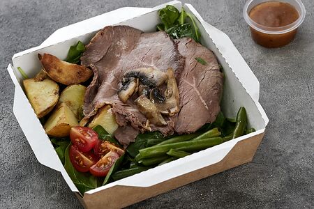 Салат зеленый с ростбифом и спайси соусом