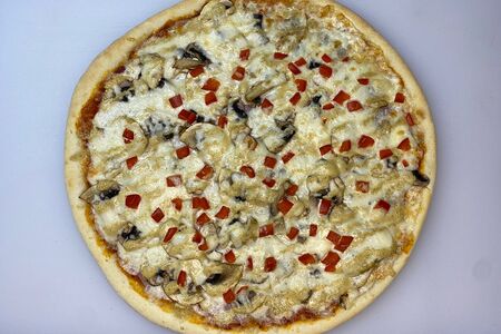 Пицца с ветчиной и грибами