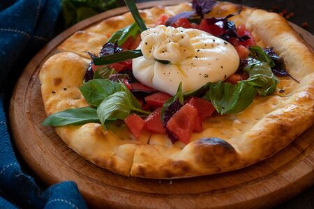 Буррато на лепешке