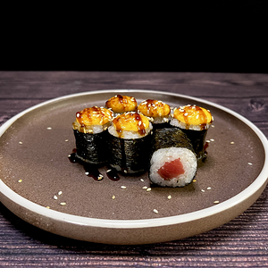 Запеченный мини-ролл с тунцом