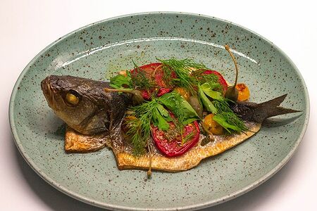 Сибас с печёными помидорами