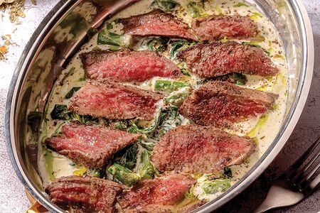 Фланк стейк со сливочным шпинатом