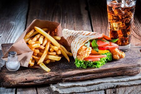 Шаверма с цыплёнком и картофелем фри