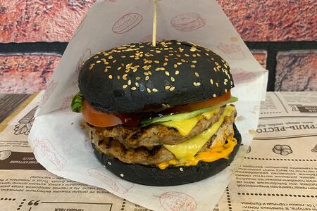 Бургер с чёрной булочкой с говядиной Биг на углях