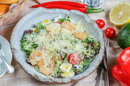 Салат Цезарь с креветками