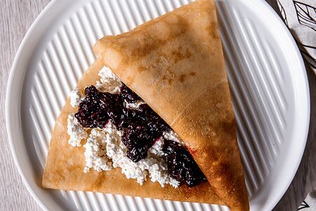 Блин с творогом и ягодой