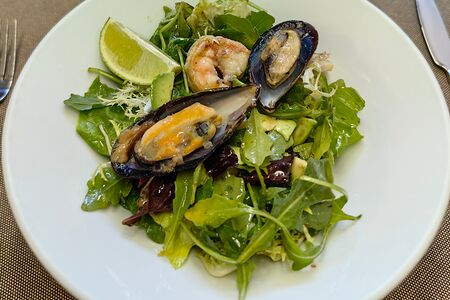 Салат с морепродуктами и белыми грибами