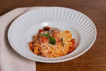 Тальятелле арабьята с томатным соусом 