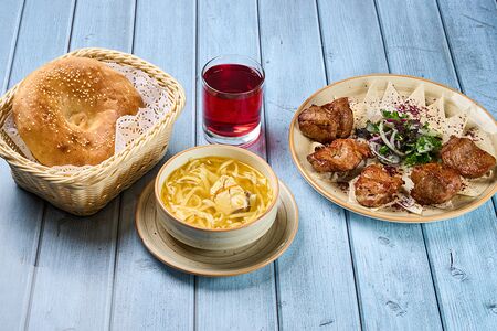 Обед с куриным супом и шашлыком из cвинoй мякоти