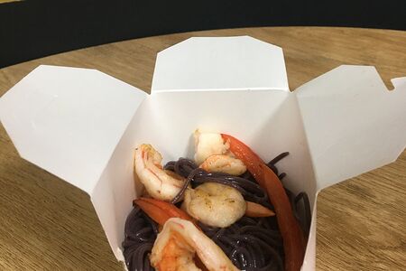 Черная лапша с креветками