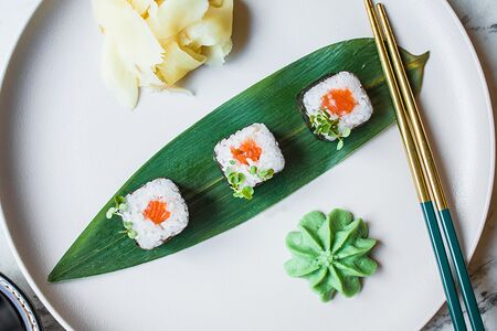 Ролл Маки спайси лосось