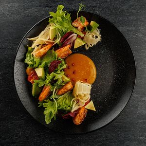Салат с креветками, фенхелем и манговым кули