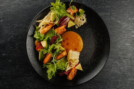 Салат с креветками, фенхелем и манговым кули