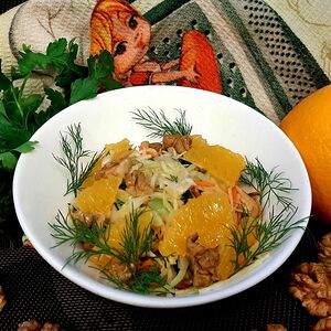 Салат капустный с апельсином и грецким орехом