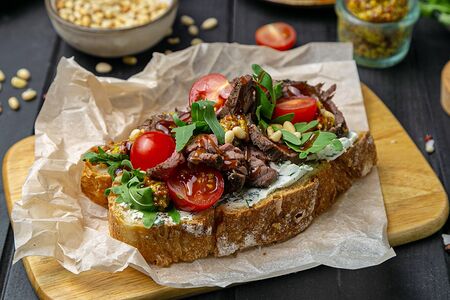 Брускетта с ростбифом