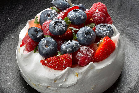 Анна Павлова со свежими ягодами