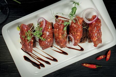 Тартар из телятины на крутонах