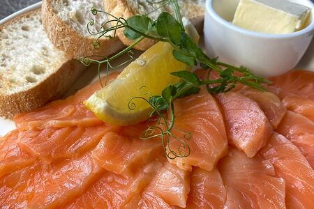 Слабосоленый лосось со сливочным маслом