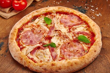 Пицца с беконом, курицей и ветчиной