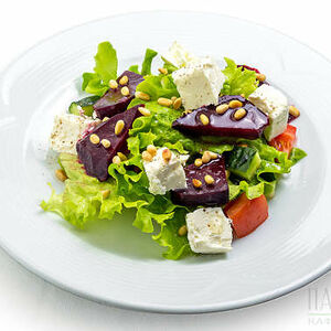Салат с печеной свеклой и сыром фета