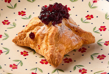 Ватрушка с брусникой