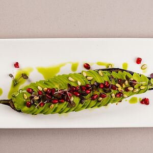 Գրիլ սմբուկ ավոկադոյով, սոճու ընկույզով և նռան հատիկներով