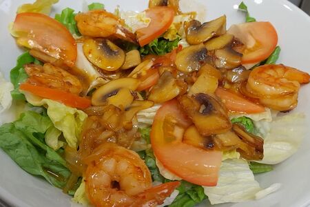 Тёплый салат с креветками