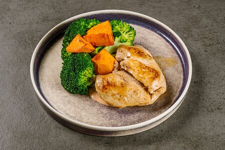 Курица су-вид с брокколи и бататом