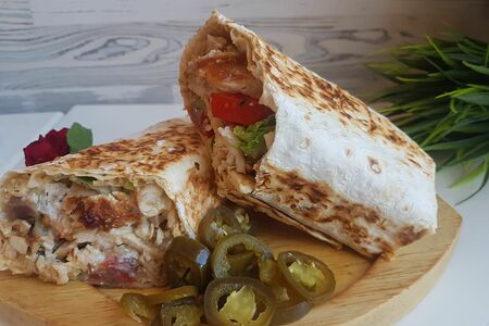 Шаверма в лаваше острая с халапеньо