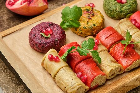 Ассорти пхали, рулетики из баклажан и паприки