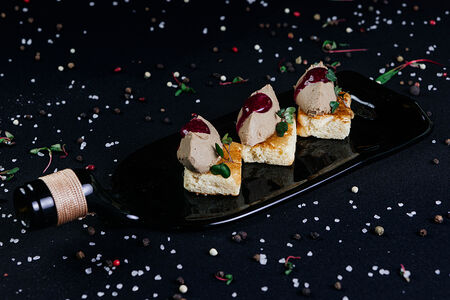 Паштет из утки с вишневой сферой и гелем мартини