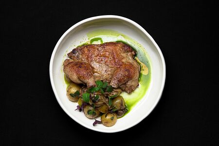 Цыпленок с беби картофелем, вешенками и трюфельным маслом