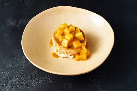 Чизкейк с соусом манго-юдзу