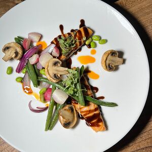 Лосось с теплыми овощами и соусом терияки