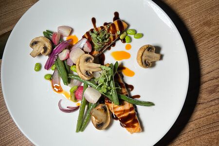 Лосось с теплыми овощами и соусом терияки