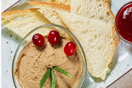 Паштет из куриной печени с чиабаттой и брусничным соусом