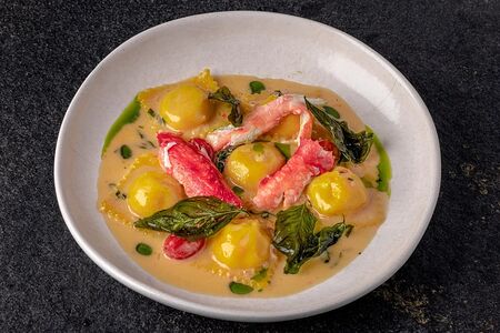 Равиоли с камчатским крабом и соусом биск