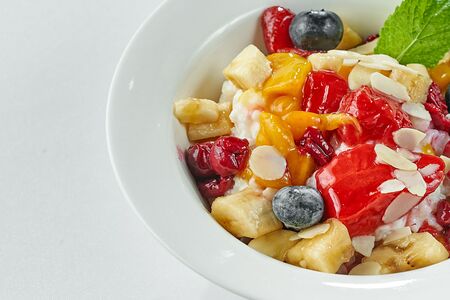 Каша с фруктами и ягодами