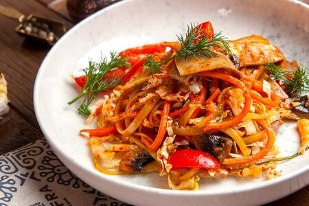 Салат с говяжьим языком и овощами под острым ким чи