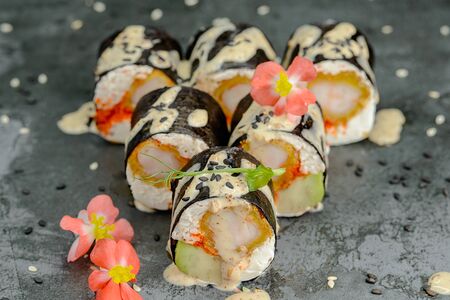 Малый без риса с креветкой темпурой и крабом